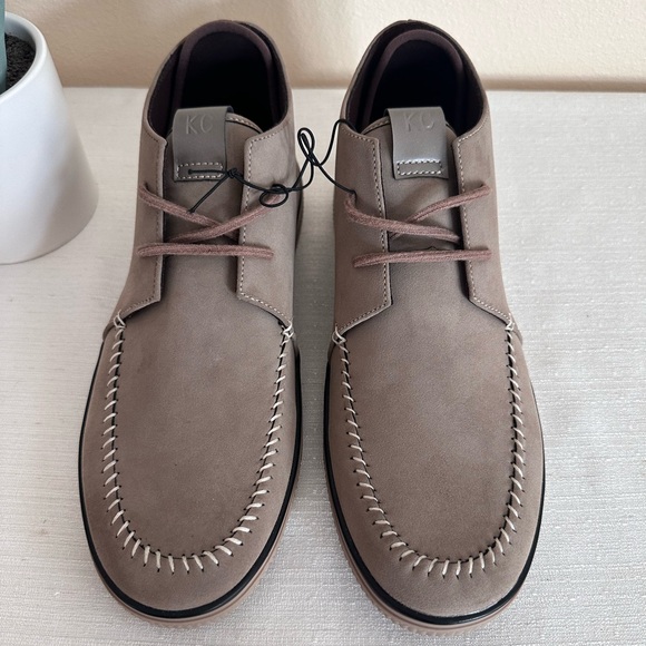 New Kenneth Cole Shore Taupe Faux Leather Chukka Boots Men’s 10 - Picture 2 of 13
